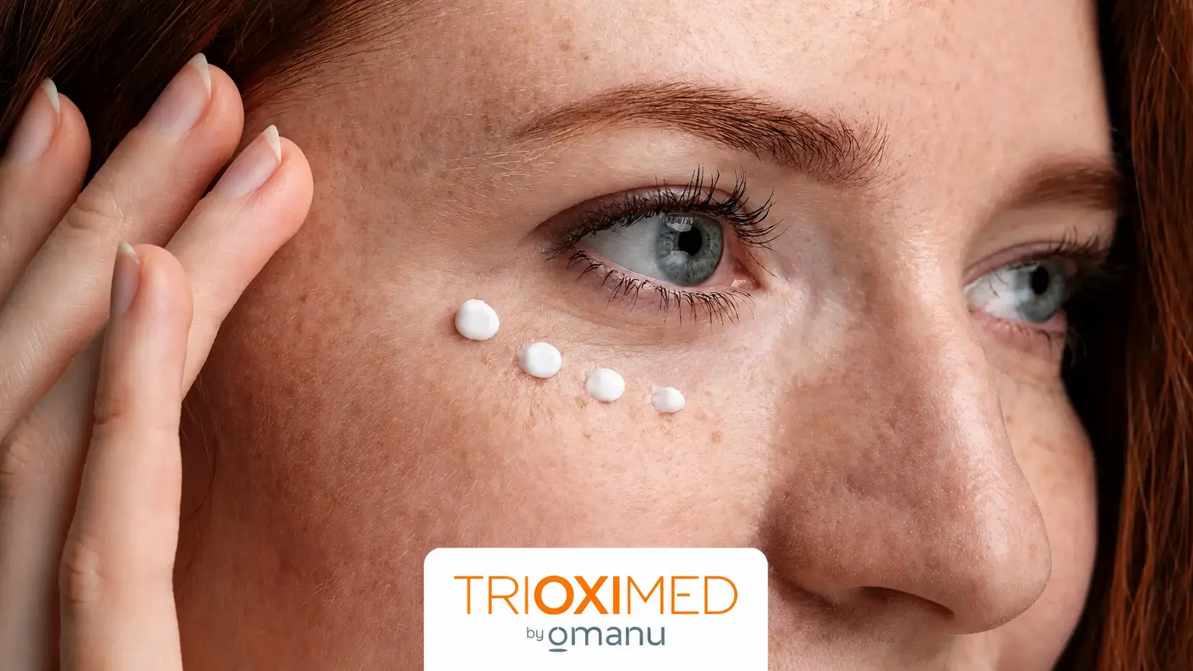 Aplicación de contorno de ojos Trioximed para el cuidado de las ojeras.
